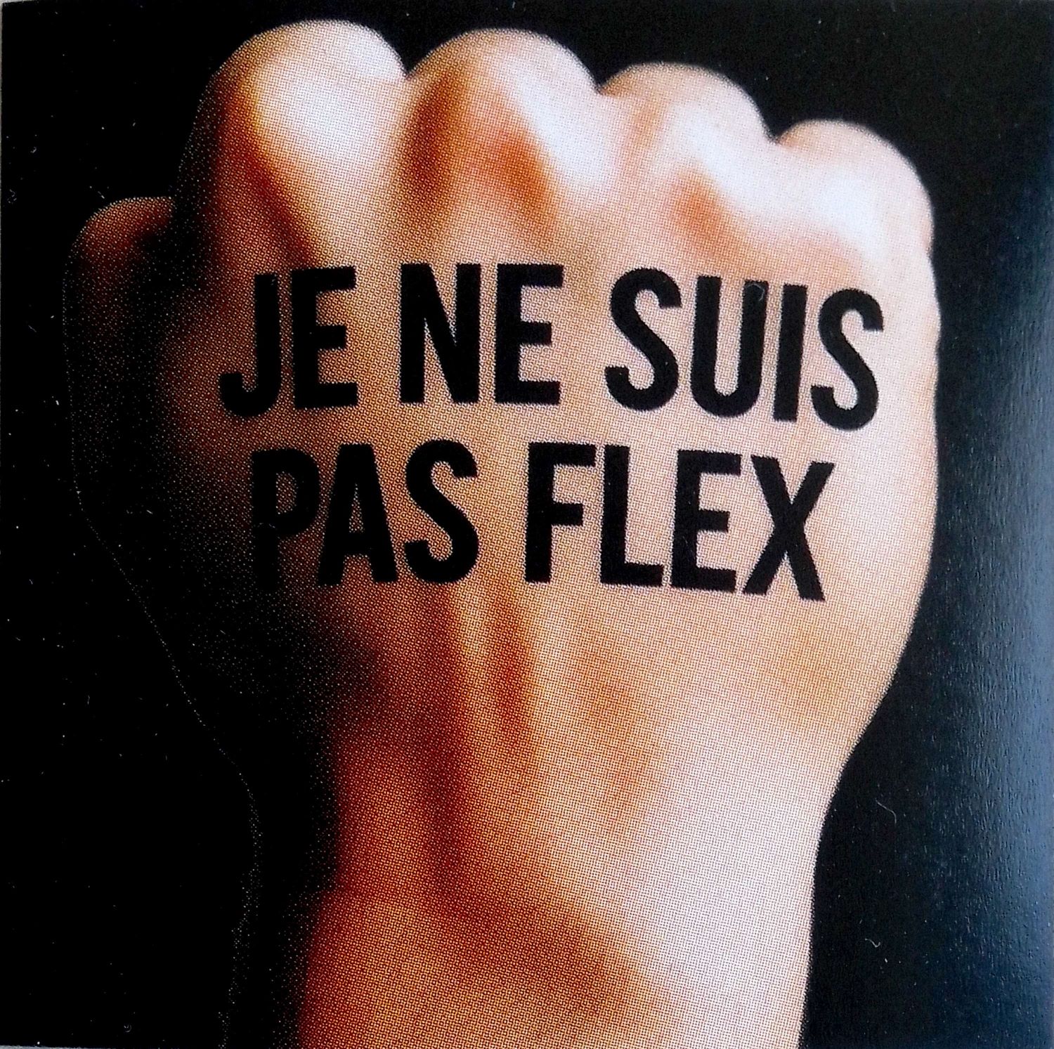un poing dressé sur fond noir avec le texte “je ne suis pas flex”
